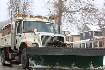 Snow plow on Oak Park street